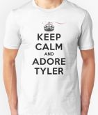 Camiseta Vampire Diaries keep calm and adore Tyler branca